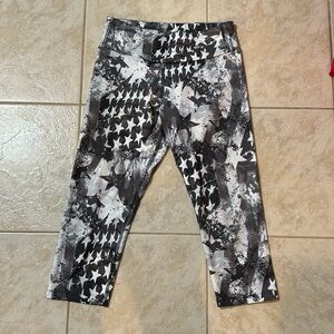 Women’s size small leggings. gray and white.